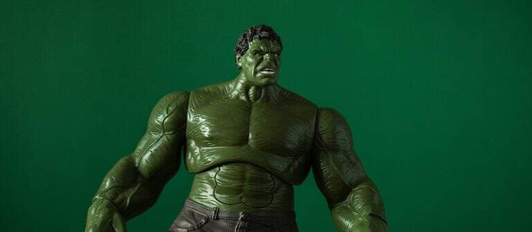 Boneco do personagem Hulk em um fundo verde