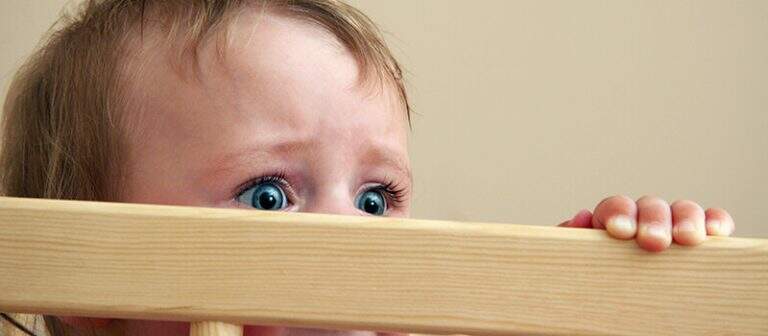 bebê com expressão de medo