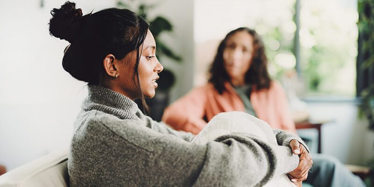 paciente e psicóloga no consultório cuidando da saúde mental e temas de depressão